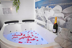 Casa Garipolo 1, one bedroom apartment with jacuzzi hot tub in the heart of Torremolinos